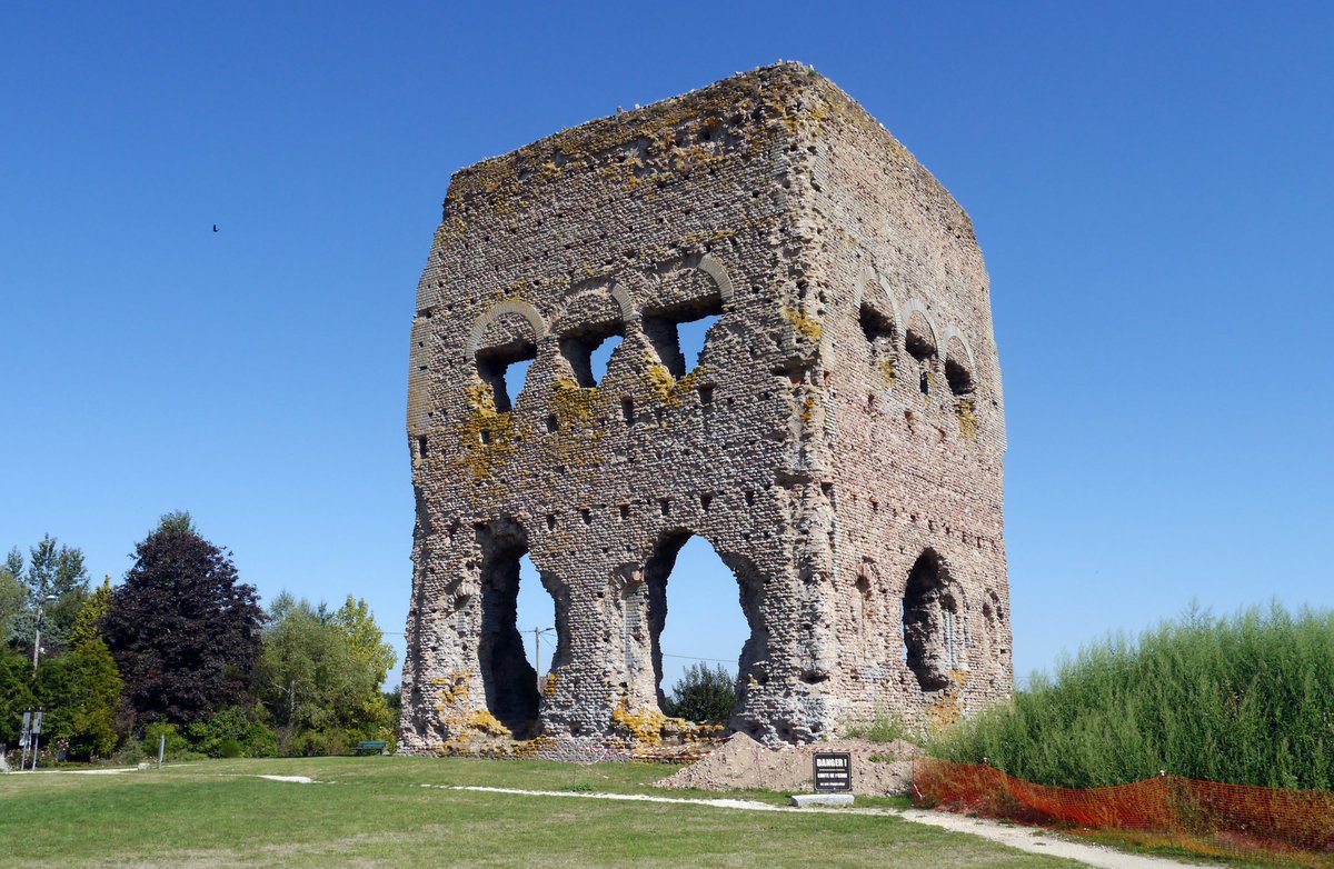 TimeTravelRome's tweet photo. 🧙♂️⚔"100 Rulers & Rebels of Rome". 📒 Day 52. #Victorinus (?-271). Praetorian prefect under Postumus, he became ruler of the Gallic Empire; he was killed by an officer whose wife he had seduced. His place: 🏛 #Autun, where he won one of his great battles after a 7-Months siege. https://t.co/YvixmqFkIk