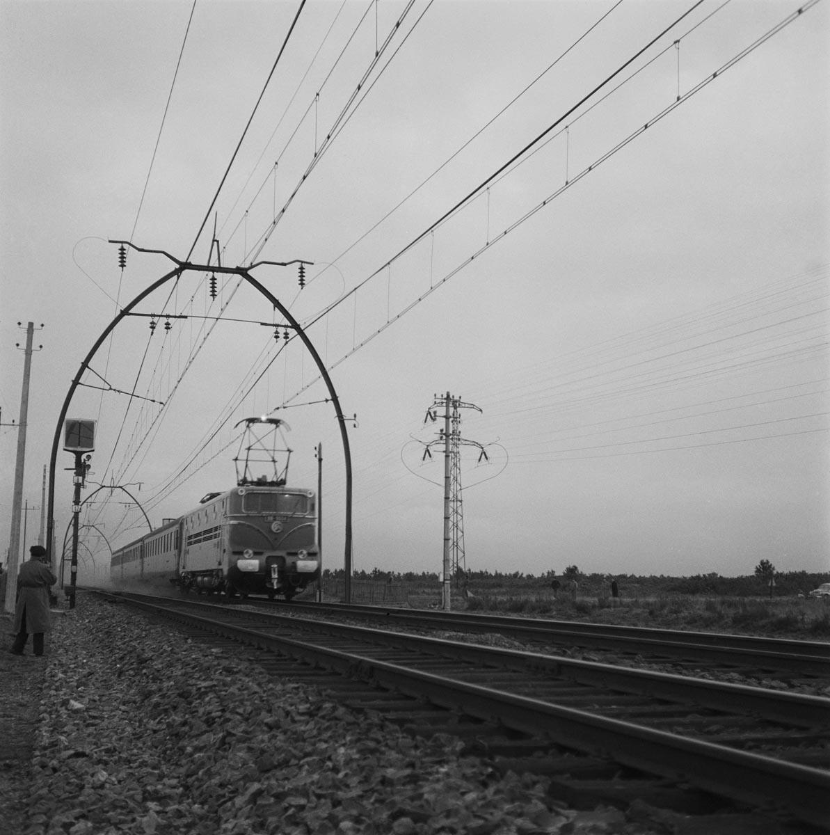 Le 29 mars donc, la BB9004 s'élance. Malgré la fonte du pantographe arrière au environ de 300Km/h, le pantographe avant est monté et on atteint les 330,9km/h. La tension pour les records avait été porté à 2000V, et les pantographe spéciaux pouvait encaisser 4000A.