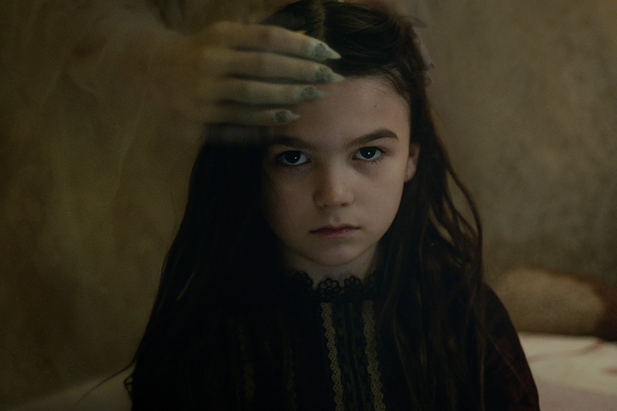 The turning 2020. Няня ужасы 2020. The turning 2020. Финн вулфхард 2020. Маккензи дэвис няня.