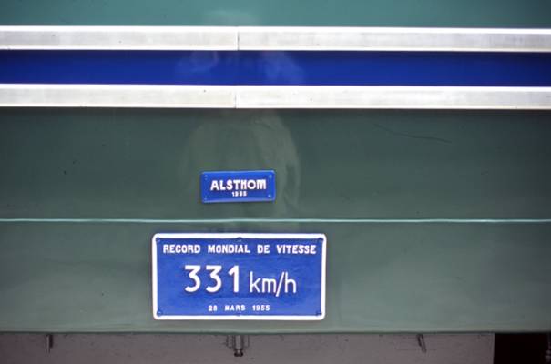 Afin de ne pénaliser aucun constructeur et d& #39;un commun accord, les 2 loco ont officiellement le record de 331km/h, sans distinction. Le secret ne sera ébruité que 20 ans plus tard. On profita aussi du record pour voir les impact de la haute vitesse sur l& #39;infrastructure.