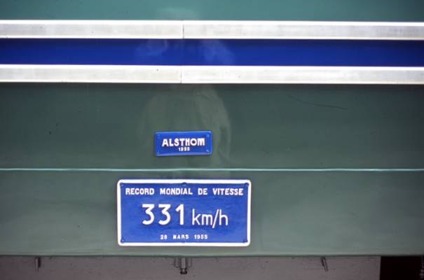 Afin de ne pénaliser aucun constructeur et d'un commun accord, les 2 loco ont officiellement le record de 331km/h, sans distinction. Le secret ne sera ébruité que 20 ans plus tard. On profita aussi du record pour voir les impact de la haute vitesse sur l'infrastructure.