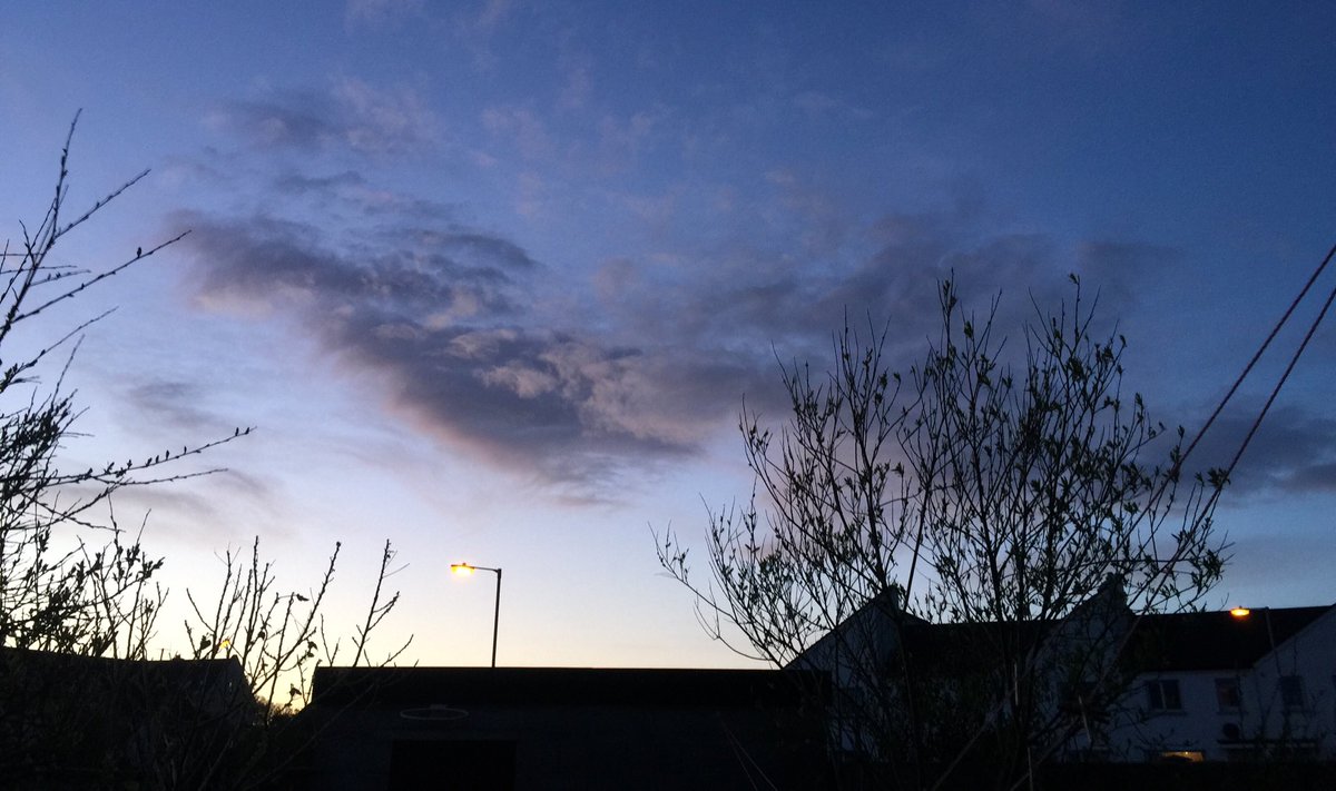 hagsdemesne87's tweet photo. #clouds #lastofthelight #skywatchers #Aibreรกn #WildAtlanticWay #StaySafe https://t.co/Vq9znxY7kO