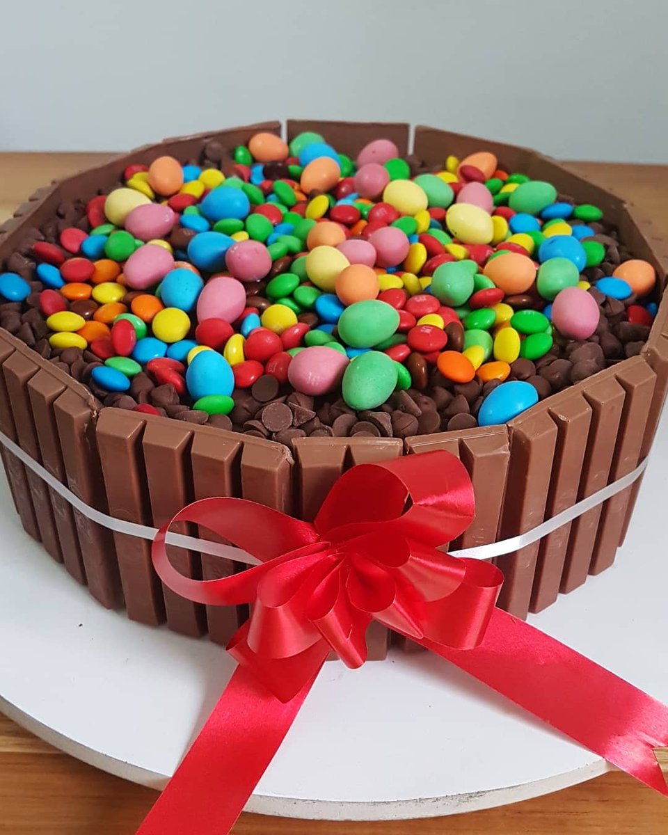karolrso's tweet photo. Bolo Kit Kat / ( bolo de chocolate com recheio de limão e gota de chocolate) 🎂🍫 #bolokitkat #bolodechocolate #recheiodelimao #bolofesta https://t.co/WW90juDxn4