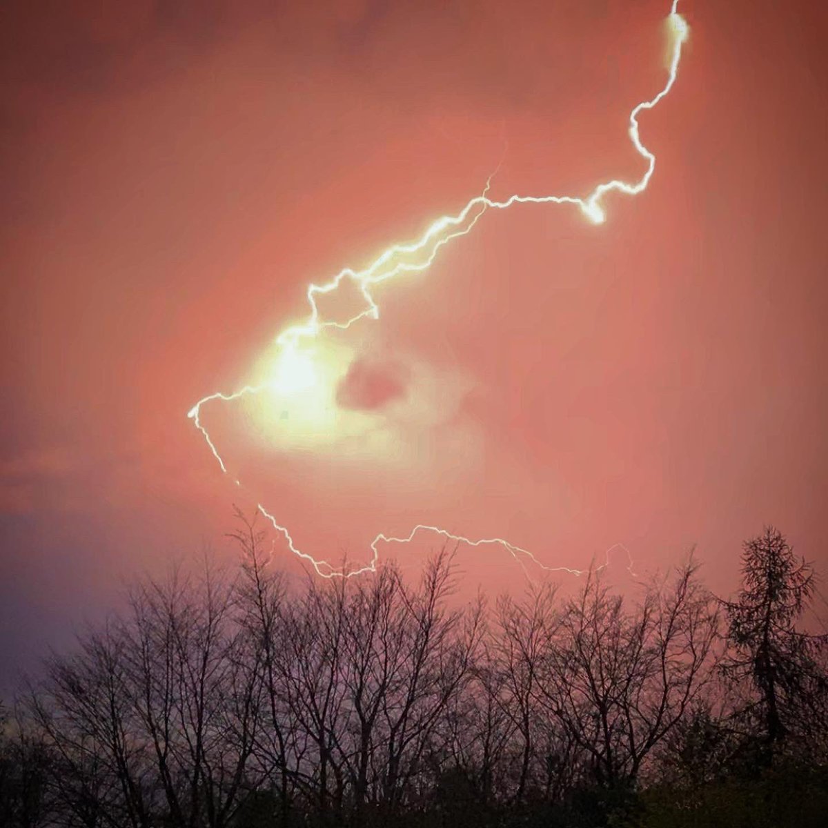 PR1CEC's tweet image. Amazing lightning show over Berkhamsted this evening #lightning #storm #EasterSunday #berkhamsted