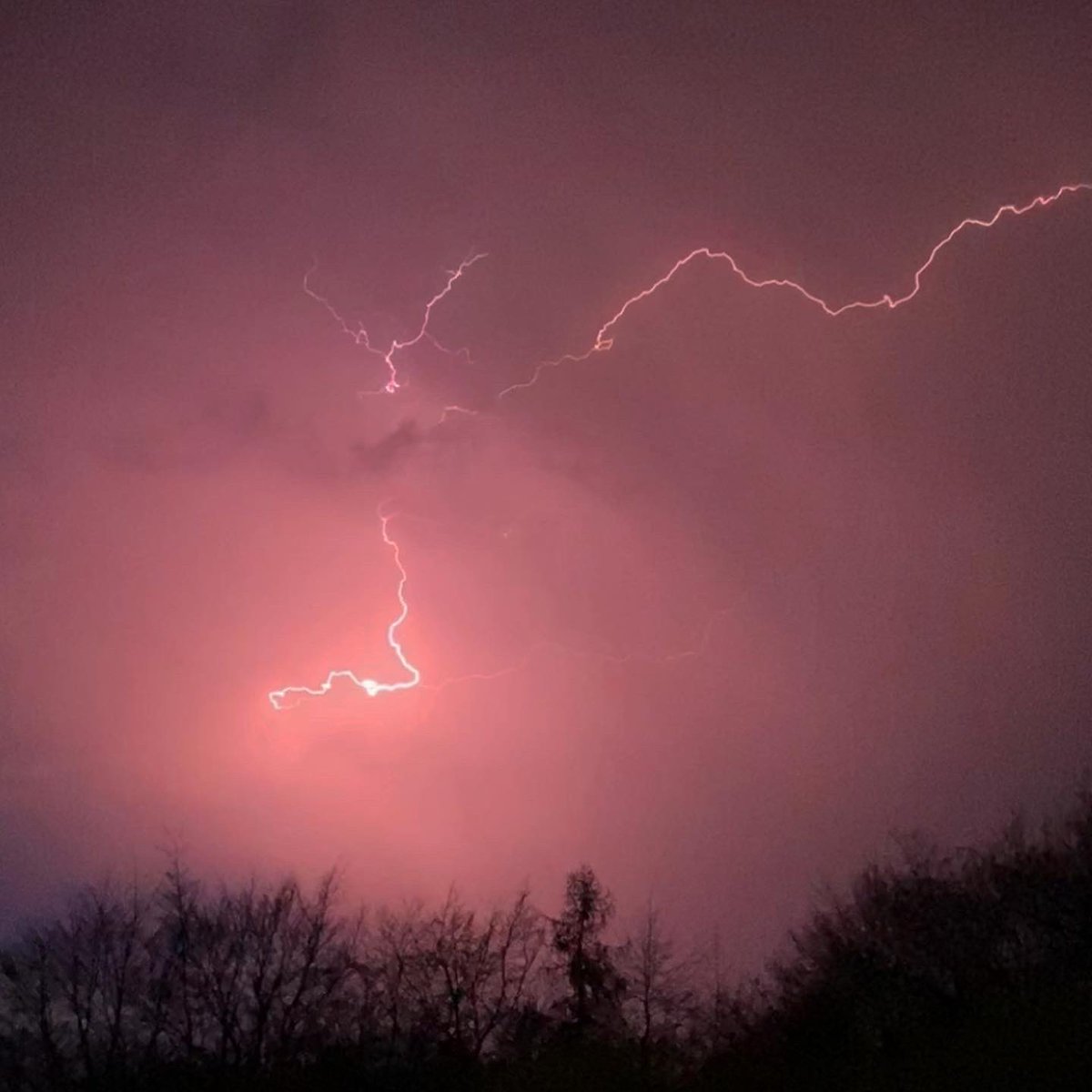 PR1CEC's tweet image. Amazing lightning show over Berkhamsted this evening #lightning #storm #EasterSunday #berkhamsted