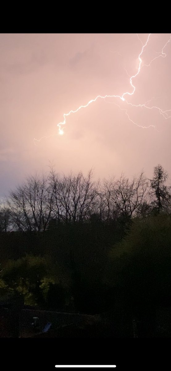 PR1CEC's tweet image. Amazing lightning show over Berkhamsted this evening #lightning #storm #EasterSunday #berkhamsted