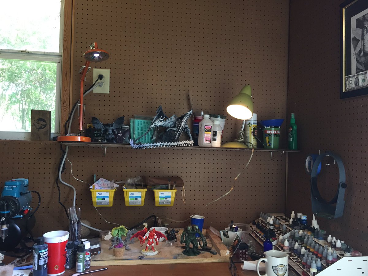 LegionsofLead's tweet photo. In search of a desk lamp for my hobby space. This is what I’m working with. Any recommendations? @Garagehammer @Mocha_Minis @reapermini https://t.co/i1ZIiPWWAk