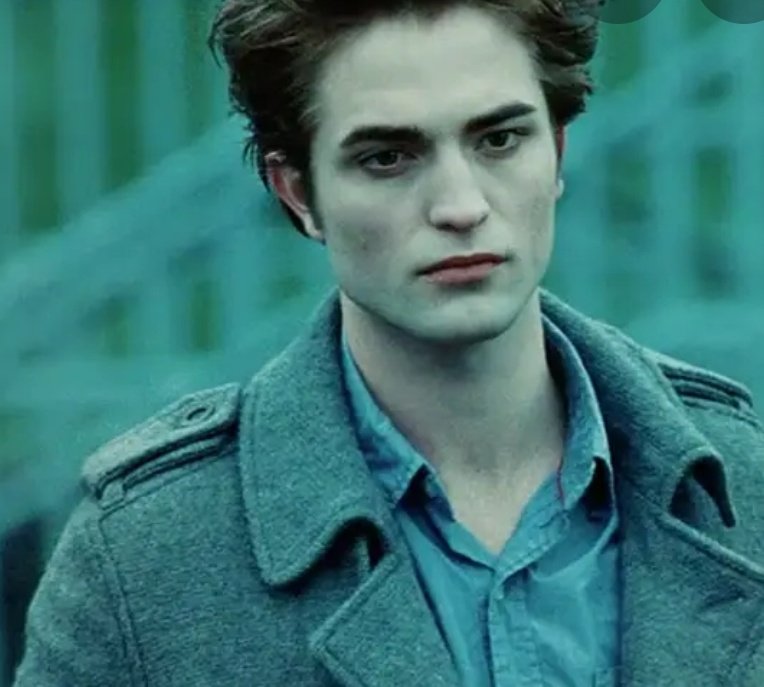 INDIEWASHERE's tweet photo. I CANT BELIEVE THIS DUMB BITCH ELITE EDWARD CULLEN WAS LIKE 'ITS THE FLUORESCENTS' WHEN BELLA WAS LIKE 'WHY YOUR EYES KKEEP CHANGING COLOUR' INSTEAD OF USING HIS 100 YEAR OLD BIG BOI BRAIN AND SAYING SOMETHING LIKE 'ITS JUST CONTACTS BRO' HE HAD TO BE EXTRA AF https://t.co/giH0njq4wl