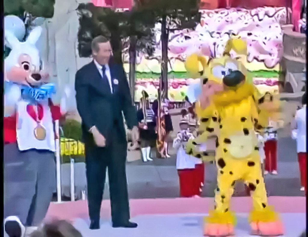 InsideDlpCastle's tweet photo. Premier anniversaire de @DisneylandParis c'était quand même fou de voir Marsipulami serrer la main de Mickey 😅
À quand un retour avec un meet à adventureland 😅😅🌴
#DisneylandParis #DLP28 @DisneylandParis28 https://t.co/2VSjdsJT8b