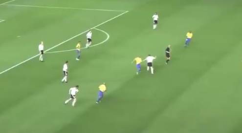 leoaraujopp's tweet photo. O me impressiona nesse 1º gol do Ronaldo contra a Alemanha é o quão @Ronaldo ele é. Começa na queda, passa pela luta e termina na glória. https://t.co/79lBmLkigf