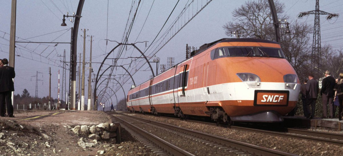 Déja, notez que avant les records de TGV sur ligne Nouvelle, et ben on a le proto, le TGV 001, qui décide de battre le record de vitesse en catégorie "motorisation thermique". Donc en décembre 1972, bam, le TGV établi le record à 318km/h, sur la ligne des Landes