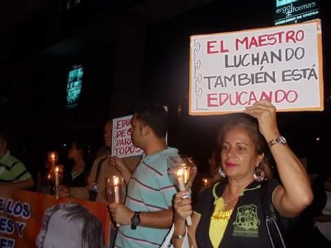 EducadoresMESR's tweet photo. La clase de hoy la damos con esta protesta.
La dignidad de un maestro se defiende, nosotros estamos dispuestos a luchar y reconquistar la educación y la libertad.
#AristobuloJudas
#ElJudasDeLaEducación https://t.co/zHvUDE84Kv