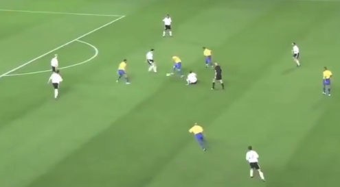 leoaraujopp's tweet photo. O me impressiona nesse 1º gol do Ronaldo contra a Alemanha é o quão @Ronaldo ele é. Começa na queda, passa pela luta e termina na glória. https://t.co/79lBmLkigf