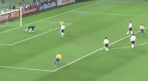 leoaraujopp's tweet photo. O me impressiona nesse 1º gol do Ronaldo contra a Alemanha é o quão @Ronaldo ele é. Começa na queda, passa pela luta e termina na glória. https://t.co/79lBmLkigf