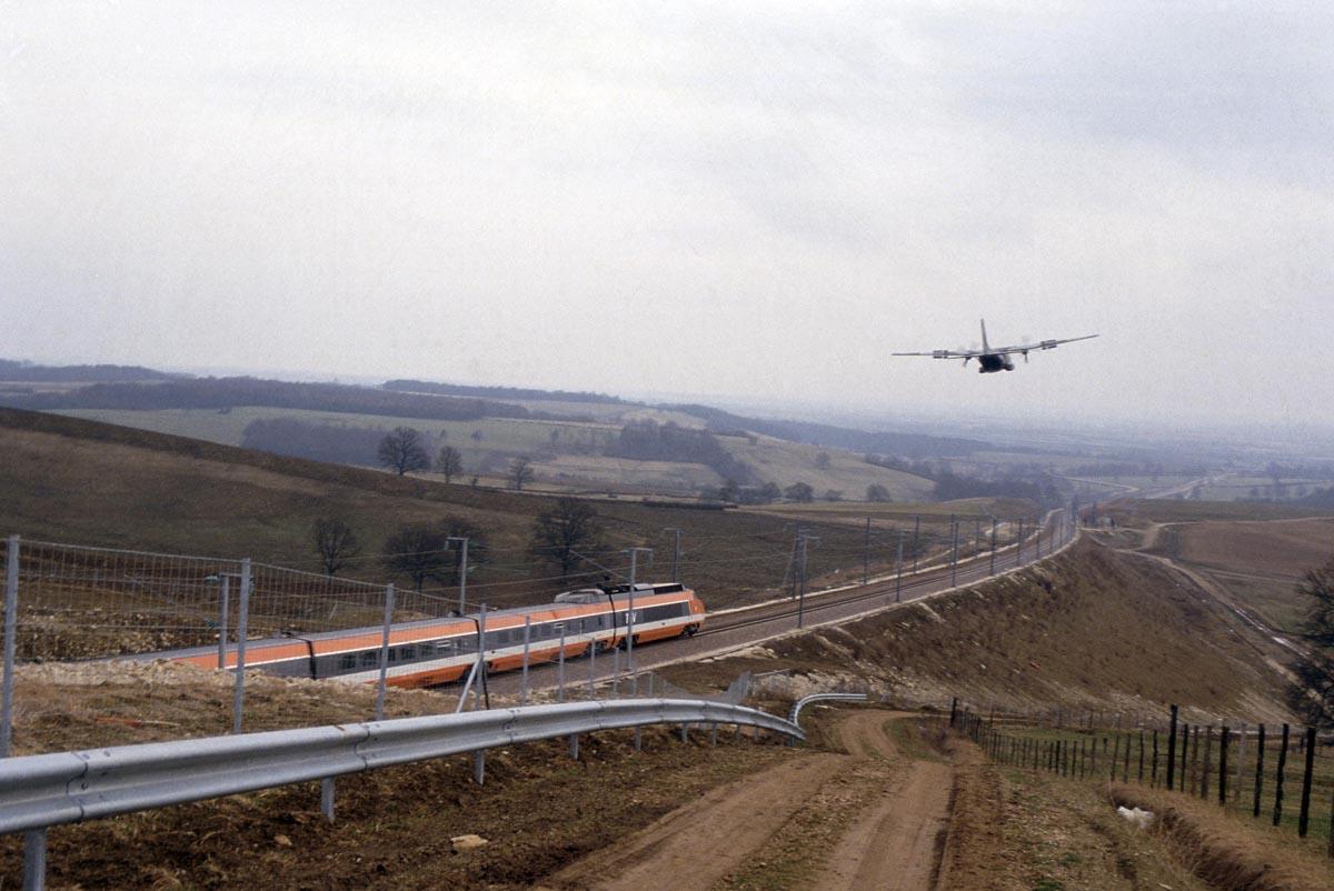 On a aussi des très belle image de ce record avec l'avion de l'armée qui fait la course avec le TGV, pour les images. Et je pense que ça satisfera les fana d'aviations.