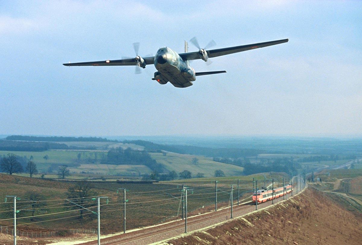 On a aussi des très belle image de ce record avec l'avion de l'armée qui fait la course avec le TGV, pour les images. Et je pense que ça satisfera les fana d'aviations.