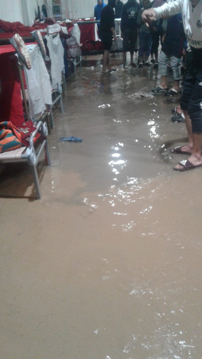Acaba de llover en #melilla y así estan en el V Pino. Indigno, insalubre e inhumano. Esto no se puede considerar dar alojamiento a nadie. Es vergonzoso. Dejemonos de clases de personas y hablamos de personas de una vez. <a href="/DelegGobMl/">Delegación del Gobierno en Melilla</a>