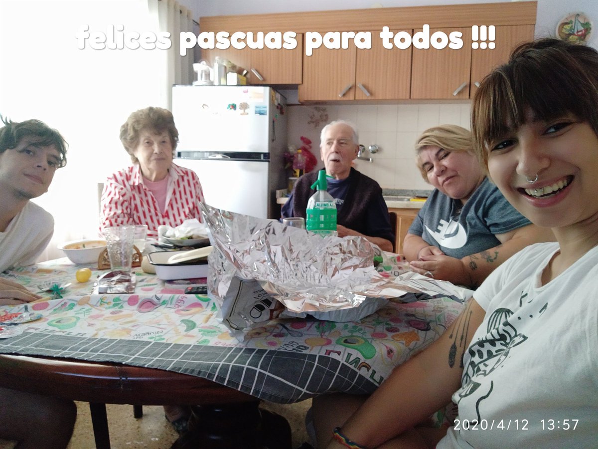 #YoMeQuedoEnMiCasa en familia y en cuarentena  felices pascuas para todos !!!😘😘😘🐰🐰