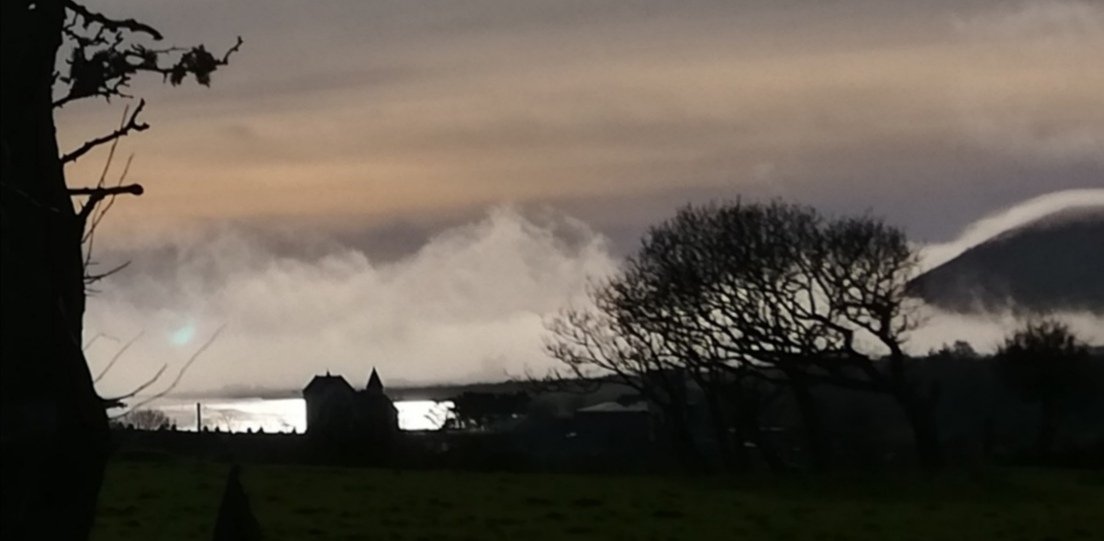 cormacdineen's tweet photo. Unusual fog coming into #cahersiveen from the Atlantic with Ballycarbery Castle in the background #skelligcoast #wildatlanticway #ringofkerry https://t.co/JdyEpaQb3N