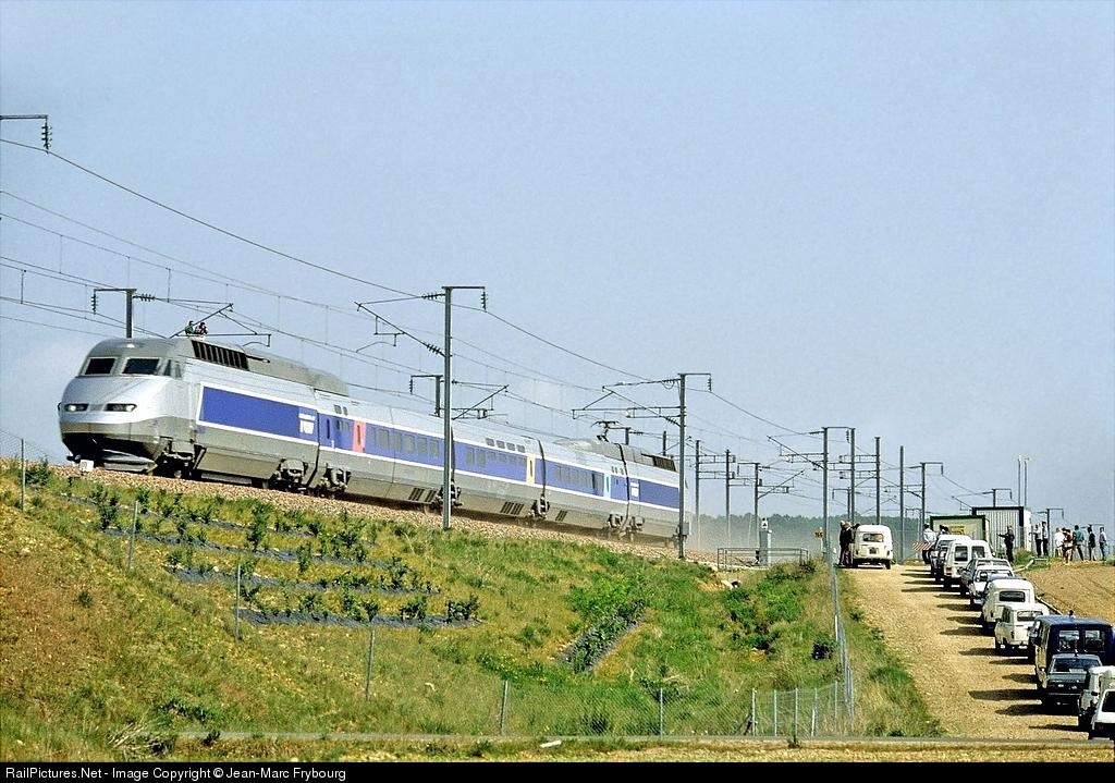 Donc en fin d'année 1989, avec l'inauguration de la LGV atlantique, nouveau record prévu. La rame n° 325 est modifié, la motrice avant perd ses panto, et celle arrière son panto continu, ce qui reste plus qu'un panto sur 4. Au total, elle passe 4500h en atelier pour préparation