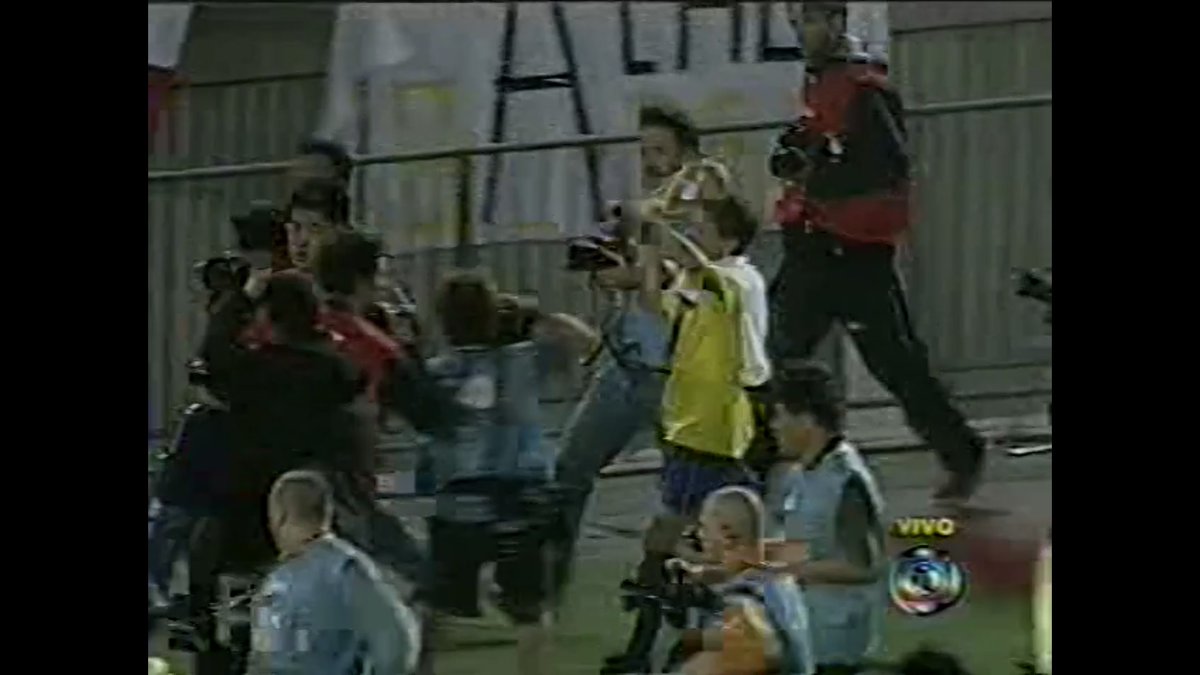 epictimechat's tweet photo. Enquanto isso, na transmissão original #Final2002 https://t.co/T7pc71cSW2