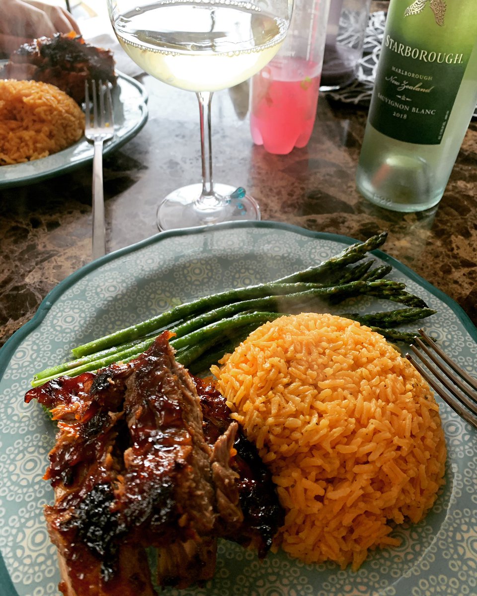 Vee1313's tweet photo. Easter 🐣 Dinner for 2 #FelicesPascuas 🐰 #MissingMyFam ♥️ https://t.co/BuIgqEPPsz