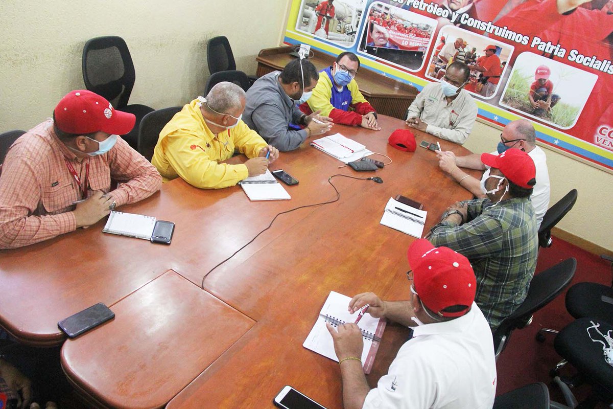 AyacuchoFPO's tweet photo. 🇻🇪🛢️#urgente Durante el recorrido en Patio de Tanques Oficina y San Tomé, integrantes de los @cptfaja intercambiaron propuestas con el vicepresidente de EyP de PDVSA @ErwinPetroleo ¡Seguimos venciendo!  

@TineoPDVSA 
@BellorinPDVSA 
@hervis_marquez https://t.co/n0RtFaTfKL