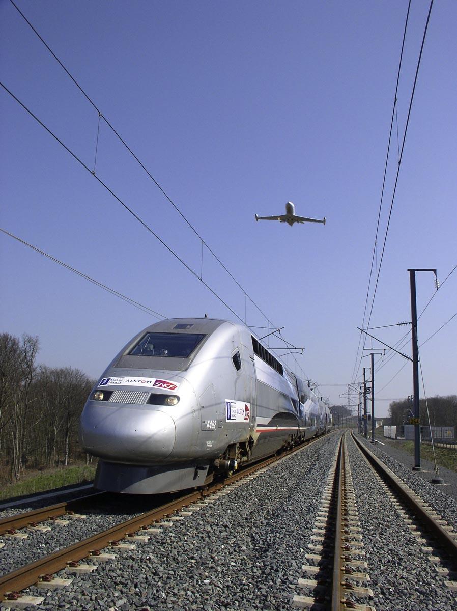 En effet, un enjoliveur de roue pète, et déclenche un freinage d'urgence à 500km/h. apparemment les freins ont été jusqu’à devenir rouge. La nuit, la rame est réparée.Enfin bref, le 3 avril 2007, le record de vitesse sur rail est officiellement monté à 574,8 km/h.