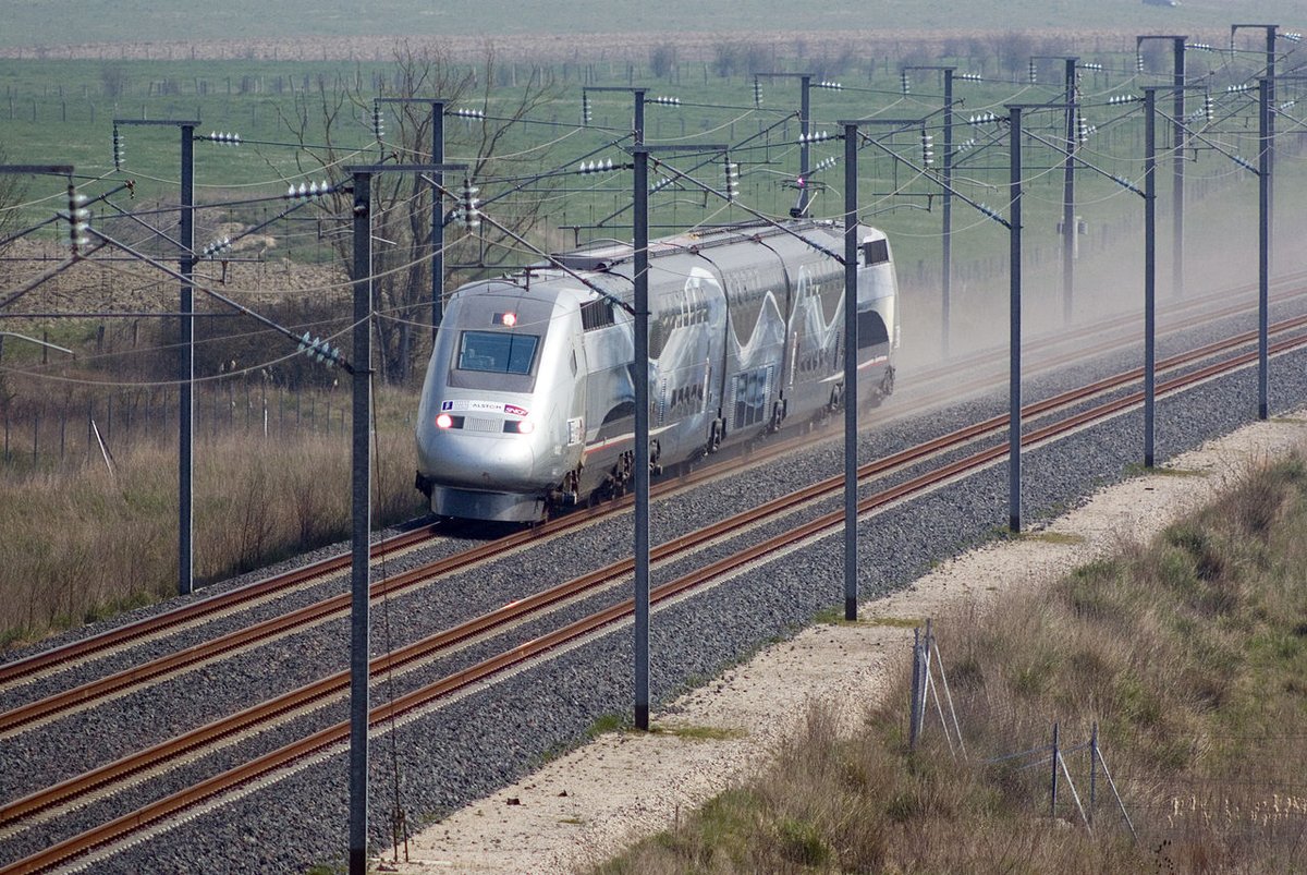 Et on arrive au 21eme siècle. Pour la ligne TGV Est et les 25ans du TGV, la SNCF parie sur un nouveau record. Du coup, elle vise le V150 (donc 150m/s, soit 540 km/h). La rame est très modifié, embarquant des éléments du futur AGV Alstom.