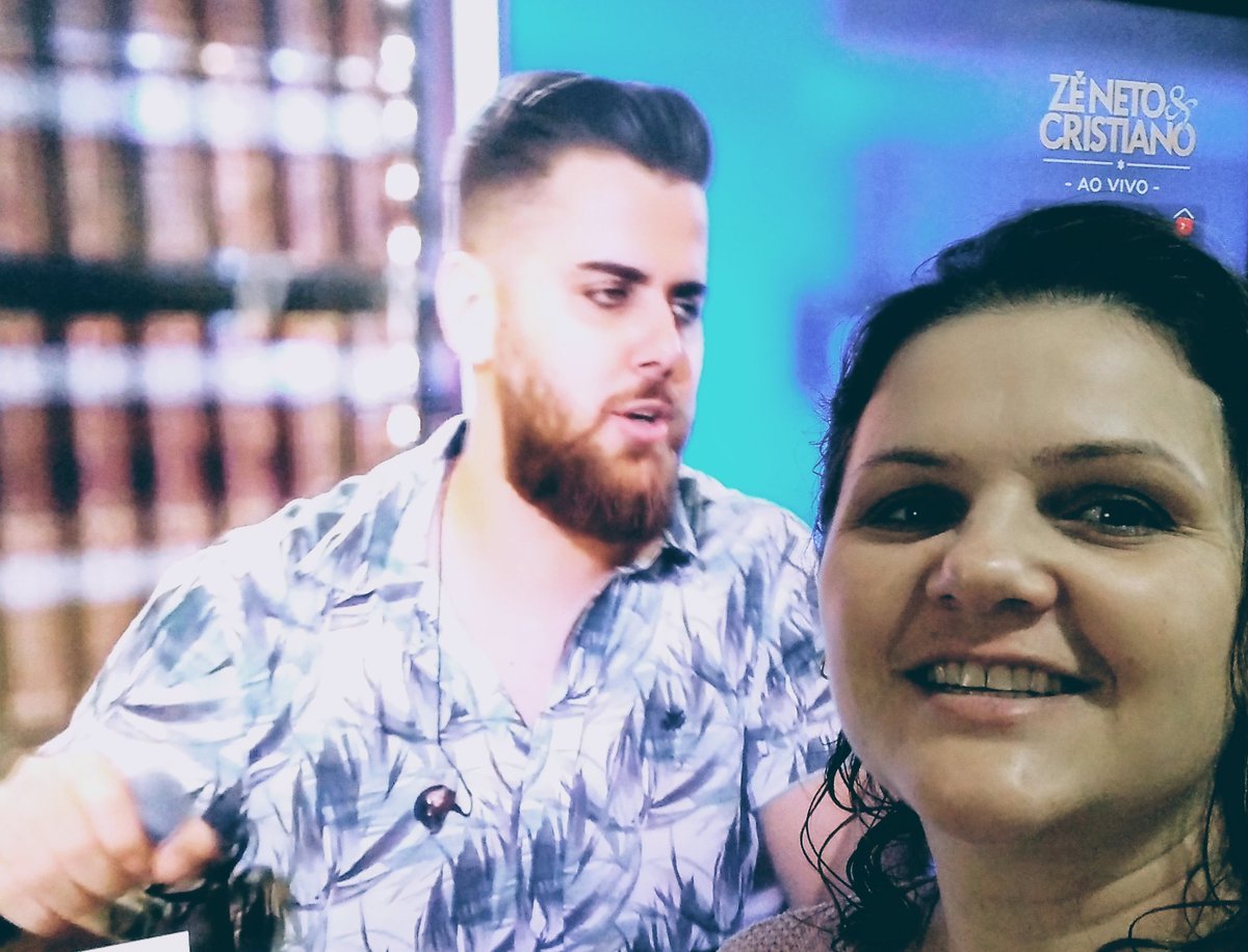 PatrciaScheffer's tweet photo. @ZNC_Oficial O delícia, só uma olhadinha 🥰🤭 #arrastandochifrenoasfalto #ZeNetoeCristiano #LiveZeNetoeCristiano #comigo #ESQUECEOMUNDOLAFORA https://t.co/QVFOX7ZBux