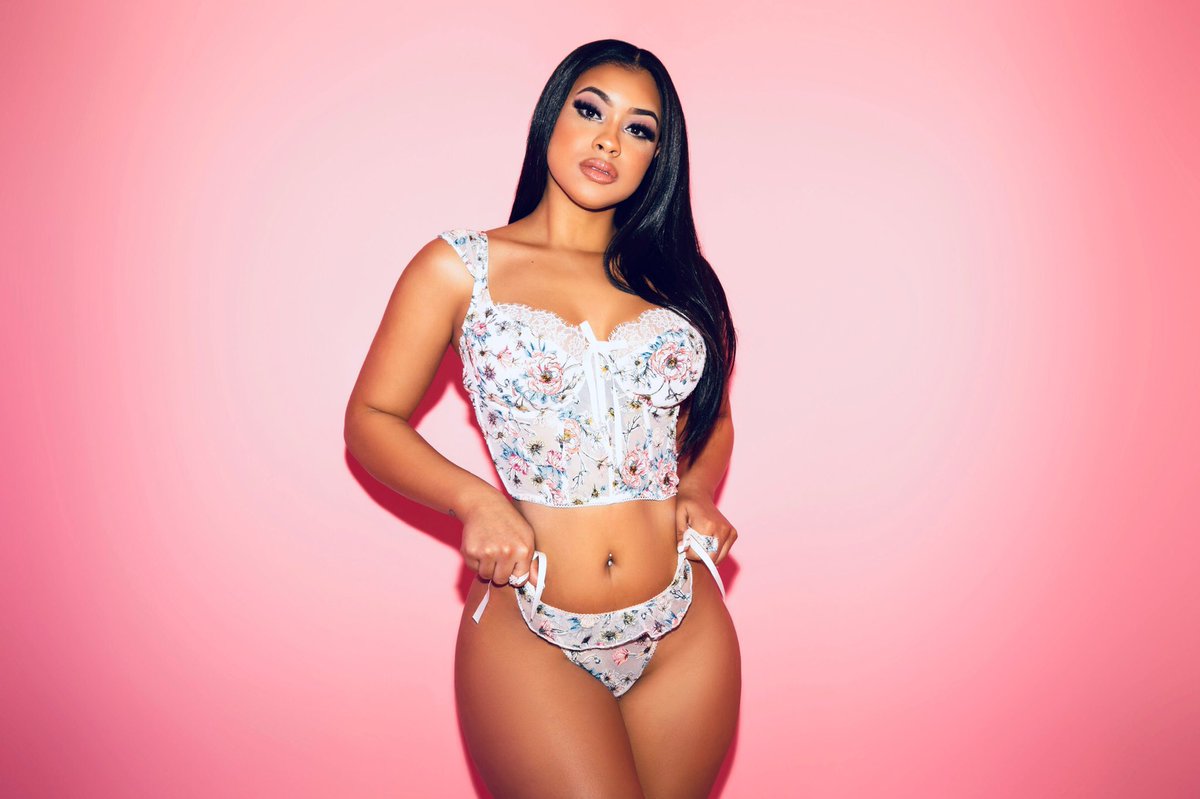 Briyanaann's tweet photo. P*$$Y Fairy 🧚🏽‍♀️ https://t.co/iUPOiAteRF