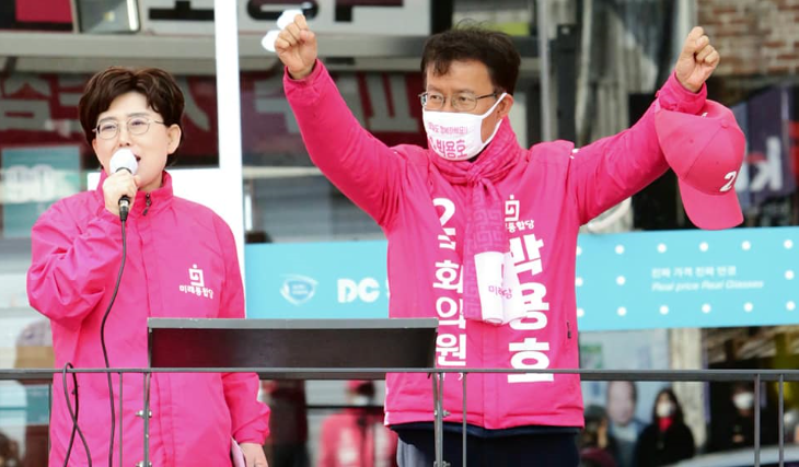 GreatPaju's tweet photo. [선거운동 102일차.파주는 서울생활권이다.]

한국철도공사 코레일 전 대표이사 최연혜의원님 께서 파주에 지원유세차 오셨습니다. 당선되면 이런 철도 전문가들과 함께 gtx-a 금촌.월롱.문산 연장을 강력하게 추진하겠습니다. 경의중앙선 출퇴근 시간대에 증편 증량문제에 전력을 다하겠습니다..^^~~ https://t.co/P5UMmLDkC8