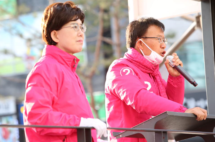 GreatPaju's tweet photo. [선거운동 102일차.파주는 서울생활권이다.]

한국철도공사 코레일 전 대표이사 최연혜의원님 께서 파주에 지원유세차 오셨습니다. 당선되면 이런 철도 전문가들과 함께 gtx-a 금촌.월롱.문산 연장을 강력하게 추진하겠습니다. 경의중앙선 출퇴근 시간대에 증편 증량문제에 전력을 다하겠습니다..^^~~ https://t.co/P5UMmLDkC8