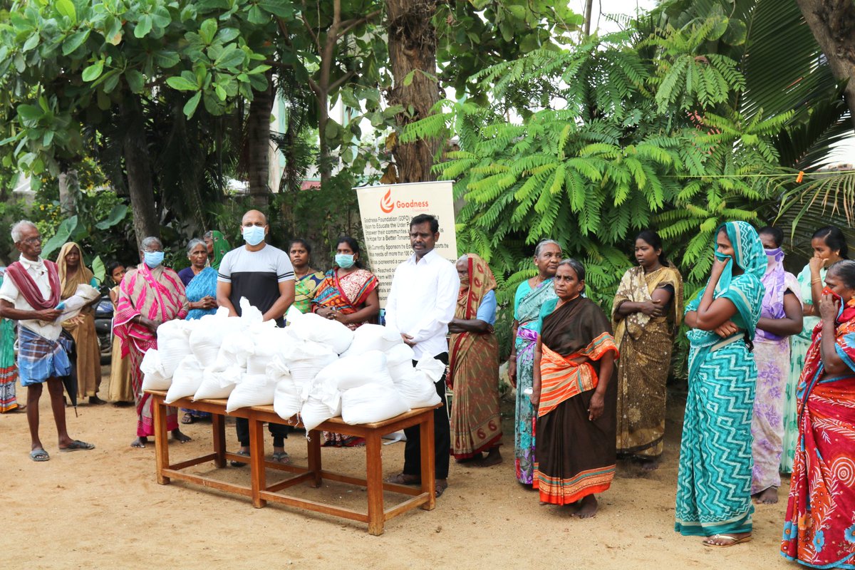 goodnessfdn's tweet photo. #GoodnessFoundation was able to distribute Family Meal Packages at Ayapakkam to 30 families-most of them widows,giving them hope in this time of #COVID19.Join us in the #Fight_Against_Corona!
#Covid_19fooddrive #IndiaFightsCorona #TNfightsCorona #FightTogether #lockdown #StayHome https://t.co/V7jNRii34o