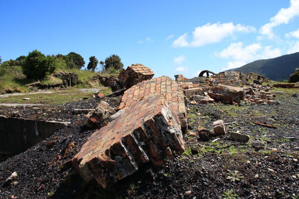 At its peak, over 900 people lived in Denniston in 1926 and more in nearby mining villages. Relics of the former buildings abound.