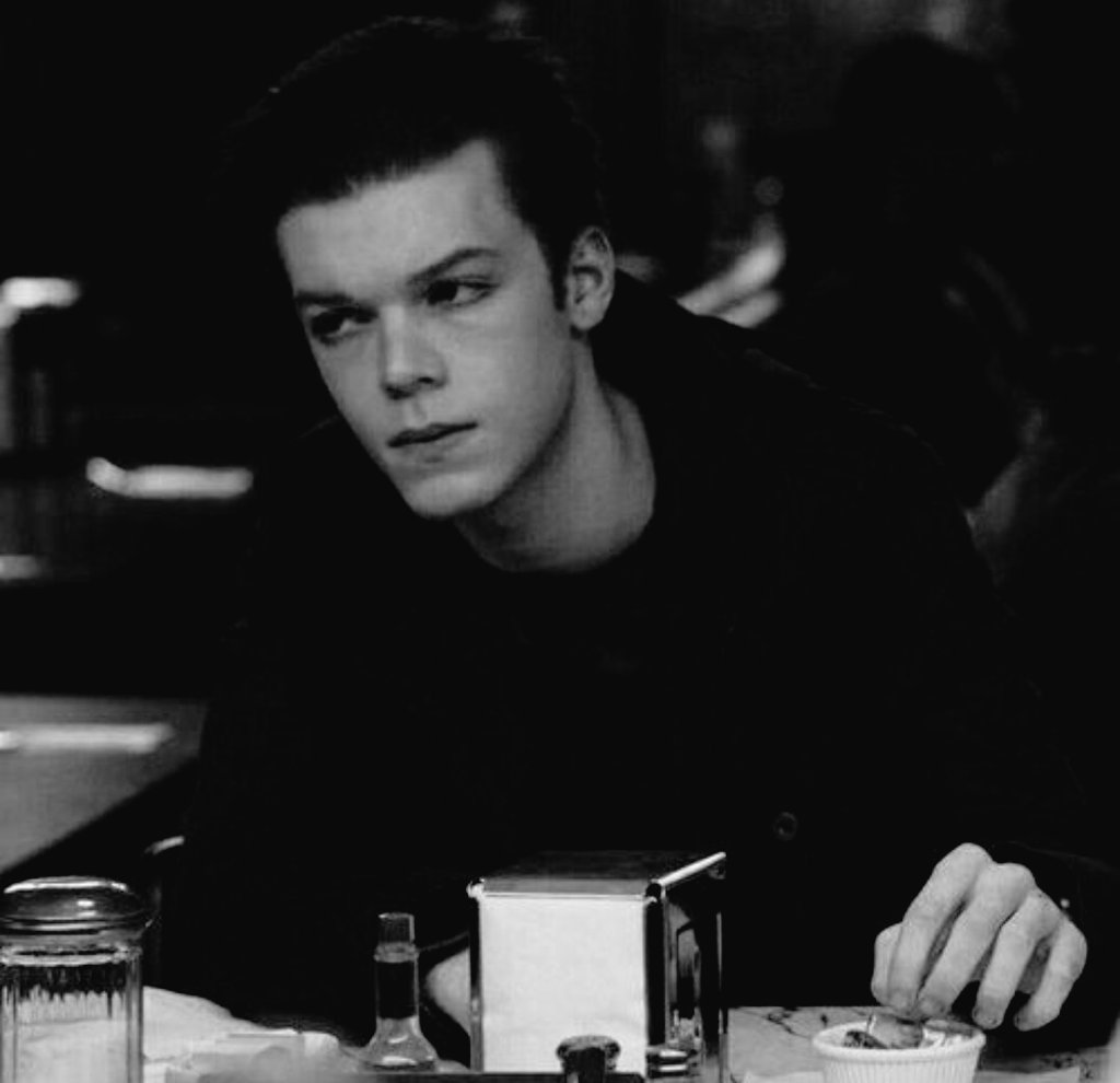 Marcus ...............

— Familia complicada.
— Compañero de piso de Donovan. 
— Entre 18 y 22 años.
— El que menos mierdas se mete. 

~ Ejemplo de FC: Cameron Monaghan. 

Más información MD.

¿RT? Gracias.