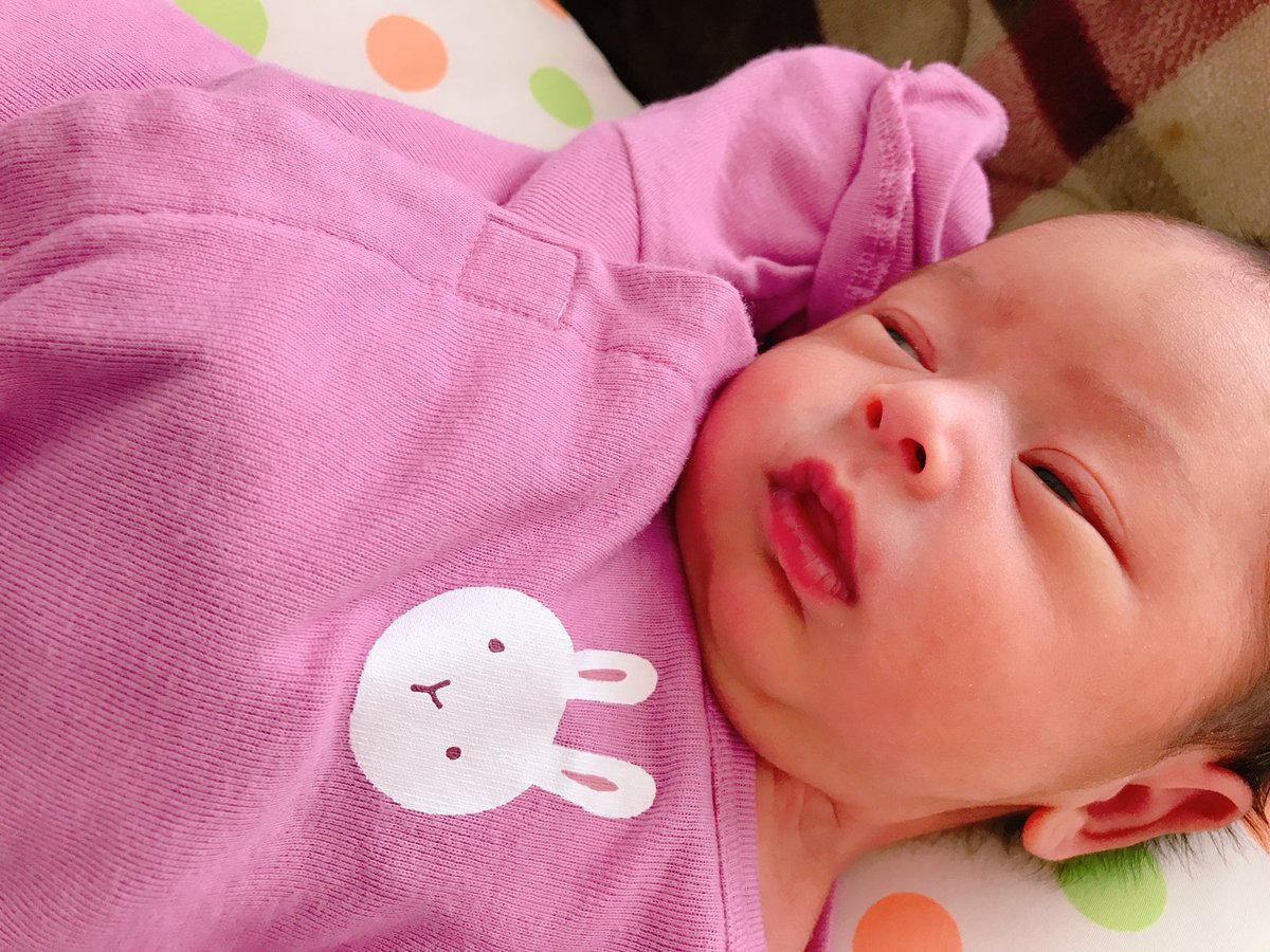 mi_ta_24's tweet photo. 3月31日 女の子を出産しました👶
名前は、いとちゃんです😆🙏🌈
二重アゴがキュートなチビゴリラちゃん、元気におっきくなってね🦍 https://t.co/CGR9ejXlho
