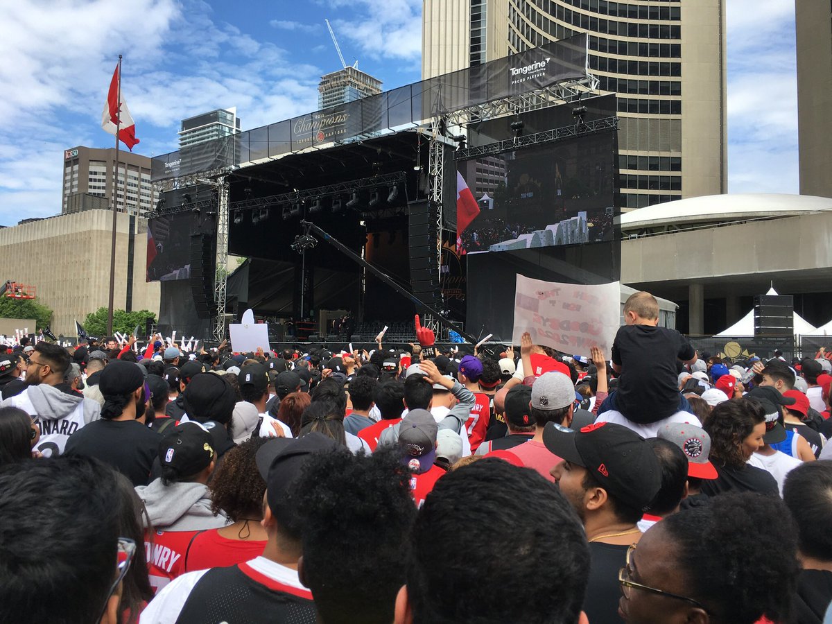 lucarosano3's tweet photo. There was like 3 million people at this parade. Who wouldโve though less than a year later we wouldnโt be allowed to go outside. Wild. #raptorsrewind #raptors https://t.co/cFbfRX6wPN