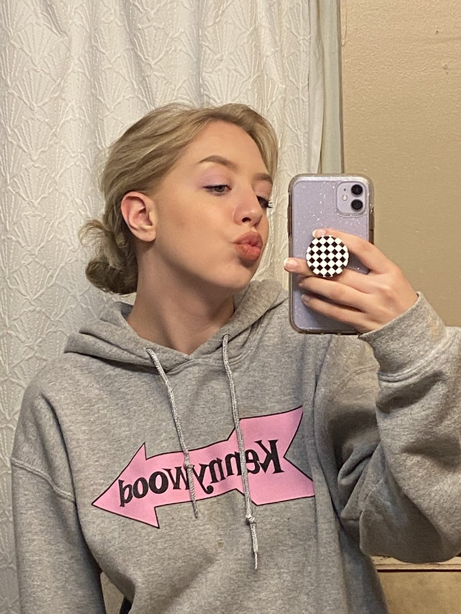 tweegirI's tweet photo. i’m the cutest thing ever imagine breaking up with me i- https://t.co/LpbgdzPT24