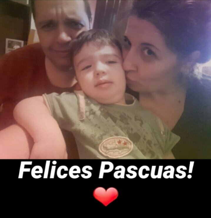 nardinatalia's tweet photo. Felices Pascuas para todos!!!! Falto Tiger... Jajajaja siempre se esconde para las fotos! 😘♥️😽♥️♥️♥️ @arielcolantuono https://t.co/xfynJndyTS