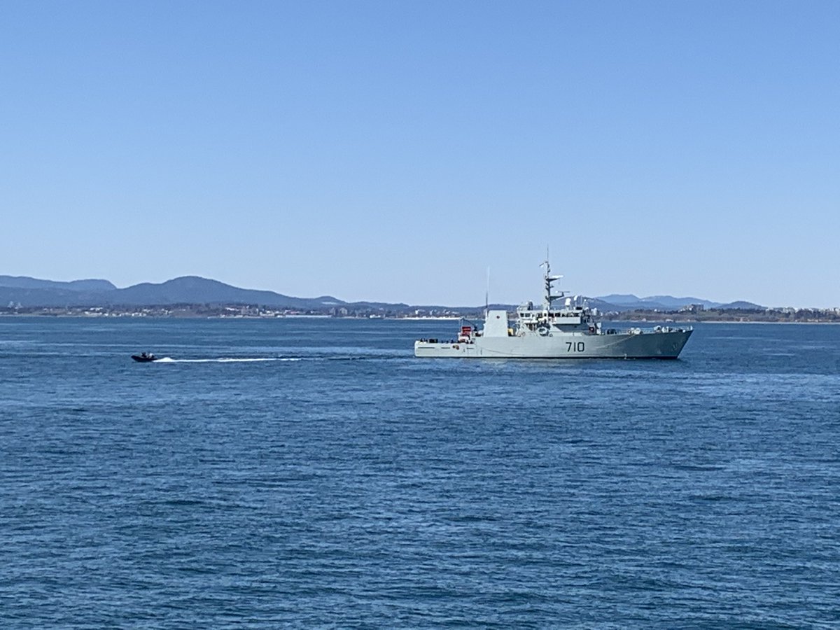 AngusTopshee's tweet photo. Pretty excited to be joining @HMCSBrandon for a couple of days. Will be good to see the Task Group from a different perspective
#BoatTransfer
#TGEX
#StillinCharge https://t.co/3HU4kRXMSf