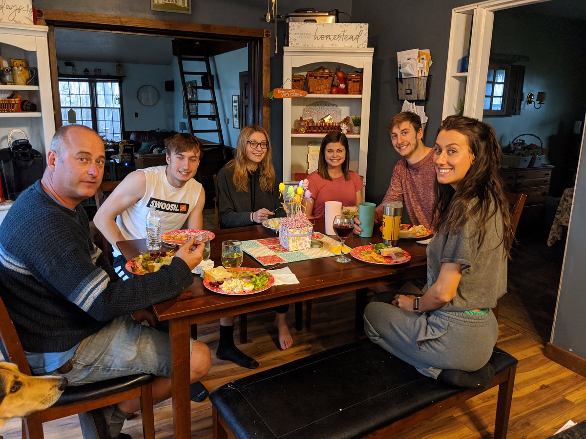FineShelly's tweet photo. Easter dinner with my family!🐰☀️ https://t.co/0wIoDppu2Y