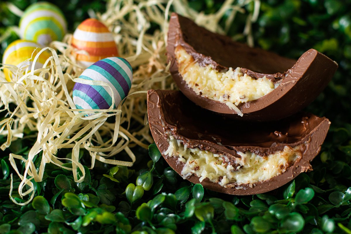 tecaspatisserie's tweet photo. Ovo recheado de cocada cremosa ainda está disponível #znsp #znlovers #ovodecocada #callebaut https://t.co/7SnjR42cZd