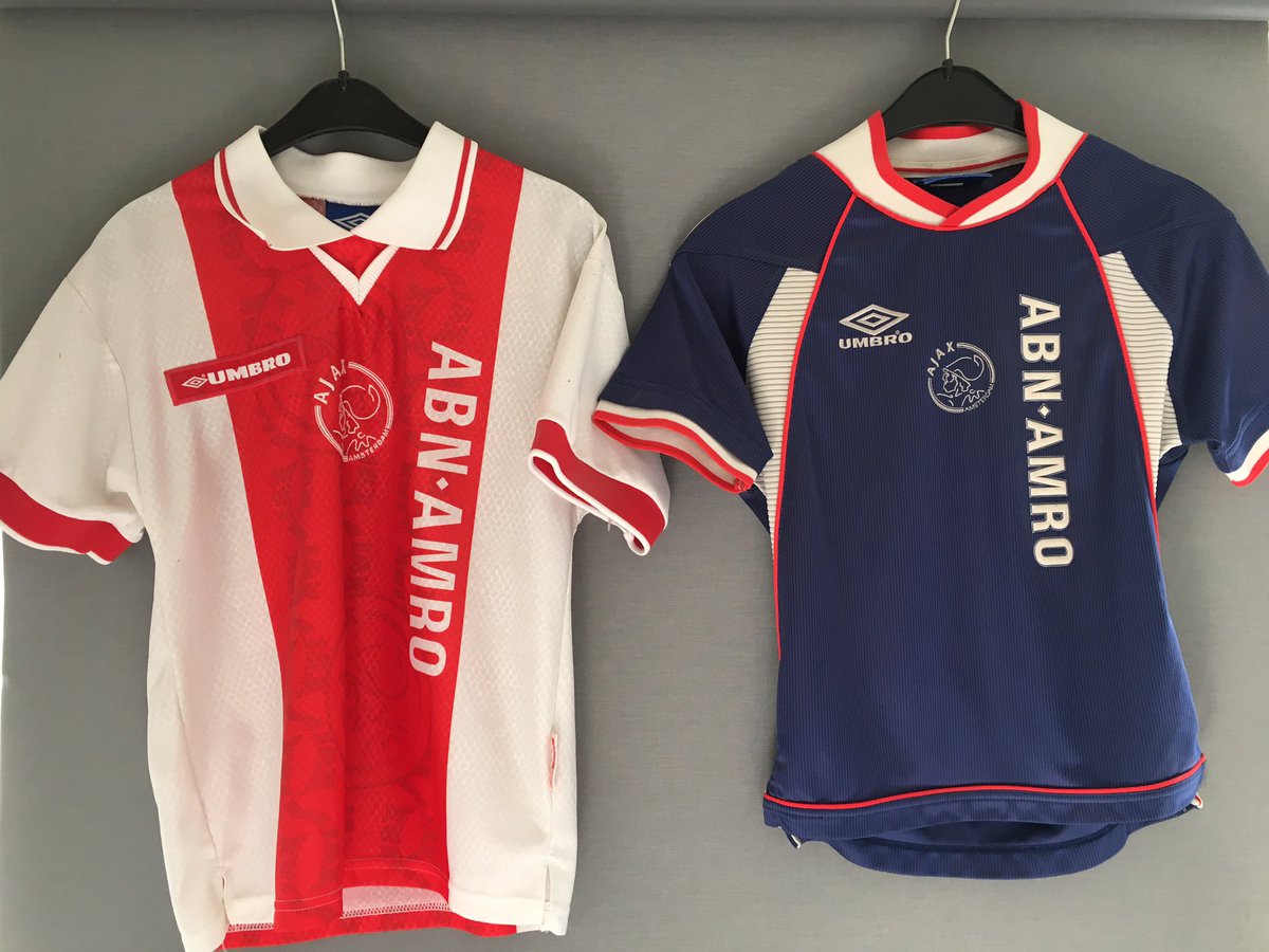 SeBouquet's tweet photo. Twee shirtjes. Een dag in te halen. Mijn eerste Ajax-shirts. Op het schoolplein was ik @J_Gronkjaer #voetbalshirtchallenge https://t.co/AMRbjX5bej