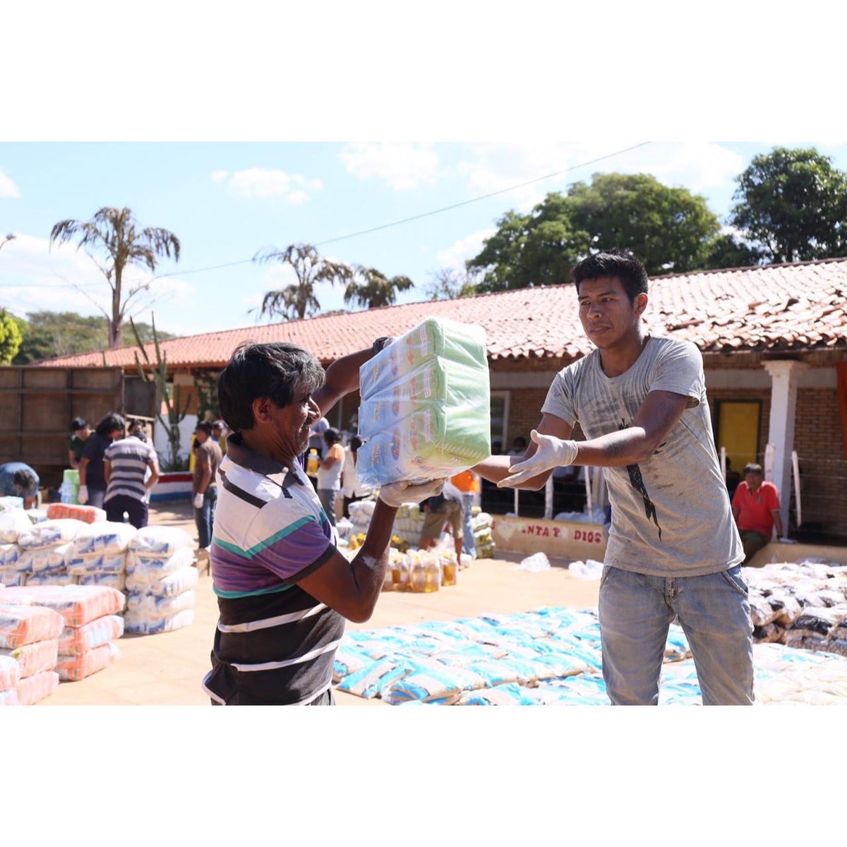 OrtizSemidei's tweet photo. Asistimos a 400 Familias de la Comunidad Maká, de la Ciudad de Mariano Roque Alonso. 
Apoyando la labor del #Indipy ( Instituto Paraguayo del @IpaParaguay
________
Juntos llegaremos a más familias ! 
#GobiernoNacionalPy https://t.co/JItdT2gqqO