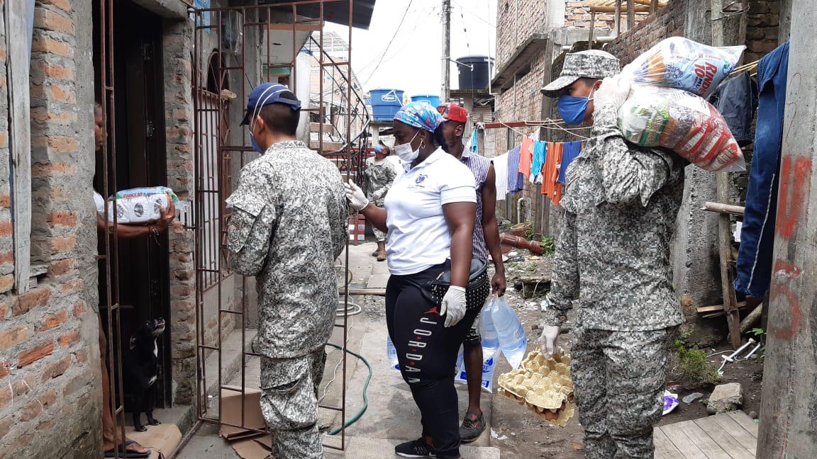 ArmadaColombia's tweet photo. ¡No hay mejor forma de trabajar por #Tumaco que juntos!
La sinergia entre @ArmadaColombia, @FTC_HERCULES, @PoliciaColombia y Alcaldía municipal, permitió que hoy 300 familias del barrio El Bajito, recibieran mercados y agua potable. 
#OperacionSanRoque #PrevenciónYAcción https://t.co/5GQkgWnDk2