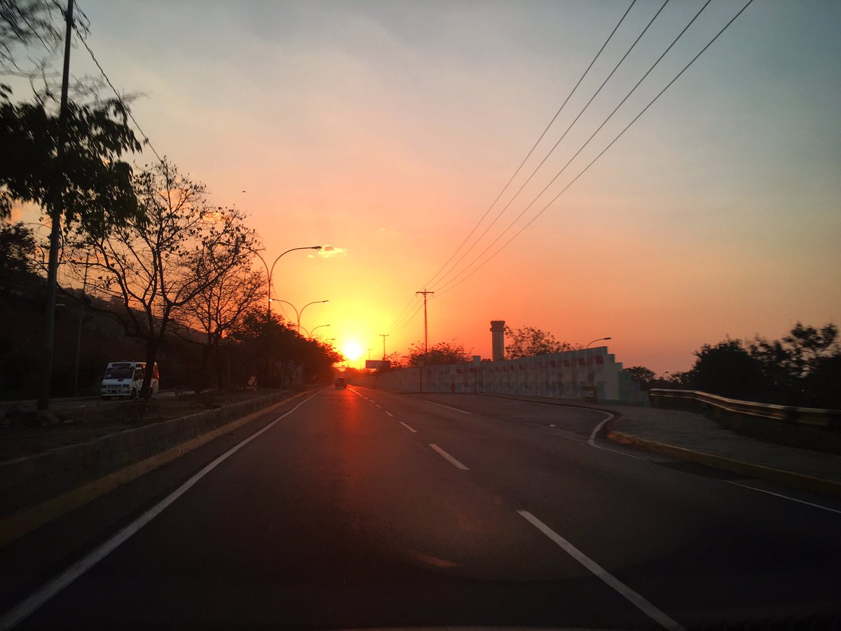 LitoralCentral's tweet photo. Con cuarentena o sin cuarentena... los atardeceres en casa son los más bellos 💚 https://t.co/sOqvYpJ2L4