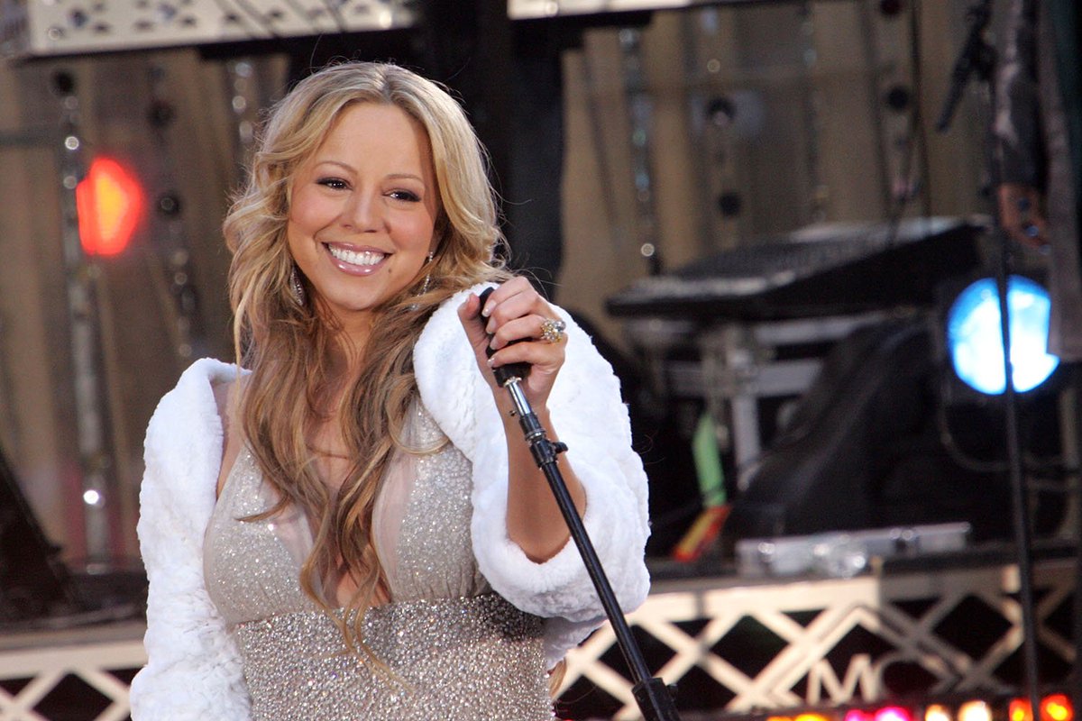 . @MariahCarey on Good Morning America preforming in Times Square (2005)