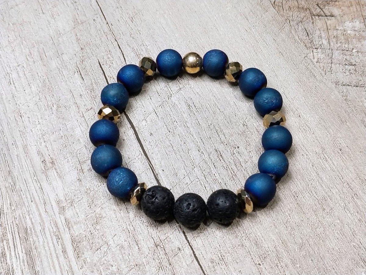 GoliathsCrafts's tweet photo. A stunning one of a kind handcraft Blue Agate Druzy Bracelet!  

Handcrafted beaded bracelets for women and children.  Visit Etsy shop - https://t.co/r1dXr9ZiOW

#beadedjewelry  #bracelet #essentialoils   #diffuserbracelet #etsy #etsyshop #handmadejewelry #StandWithSmall https://t.co/nHeqzyayQw