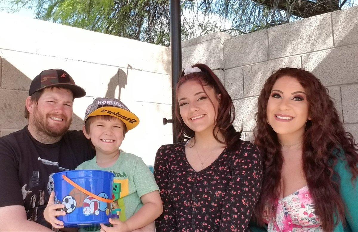 tm4xwell84's tweet photo. Happy Easter from my family to you &amp; yours!🐰🎉 #Easter #EasterQuarantine https://t.co/XFWCUls4b2
